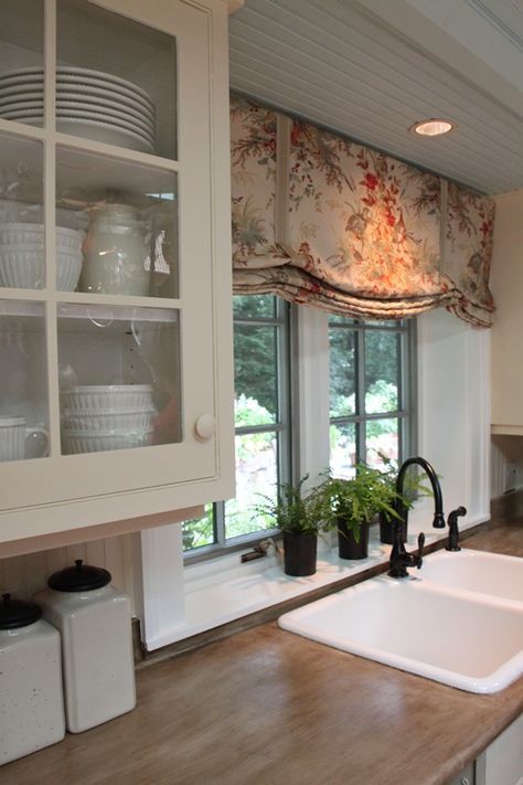 Enhance Your Kitchen Décor with Stylish Valances