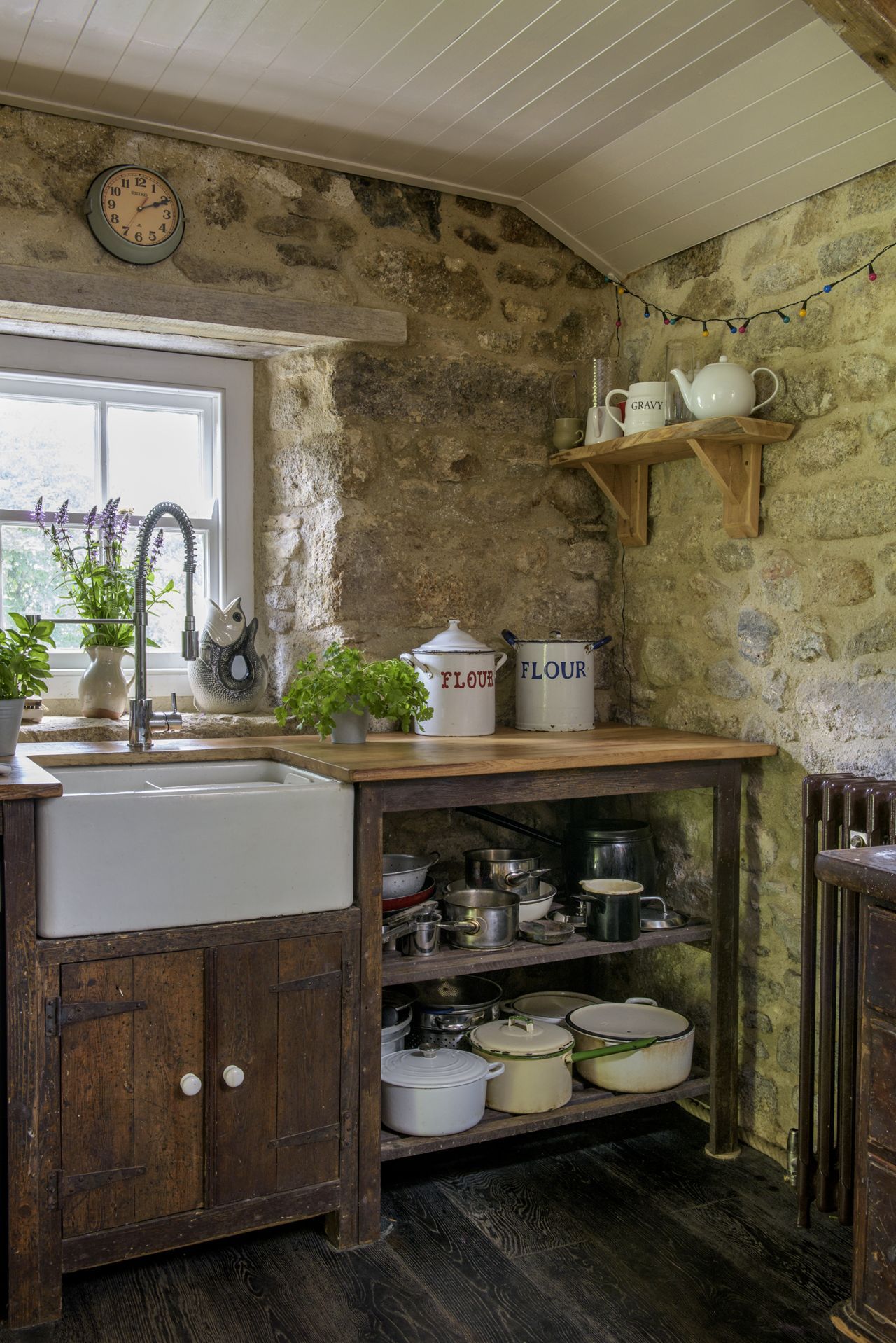 Charming Cottage Kitchen: A Cozy Retreat  for Rustic Cooking