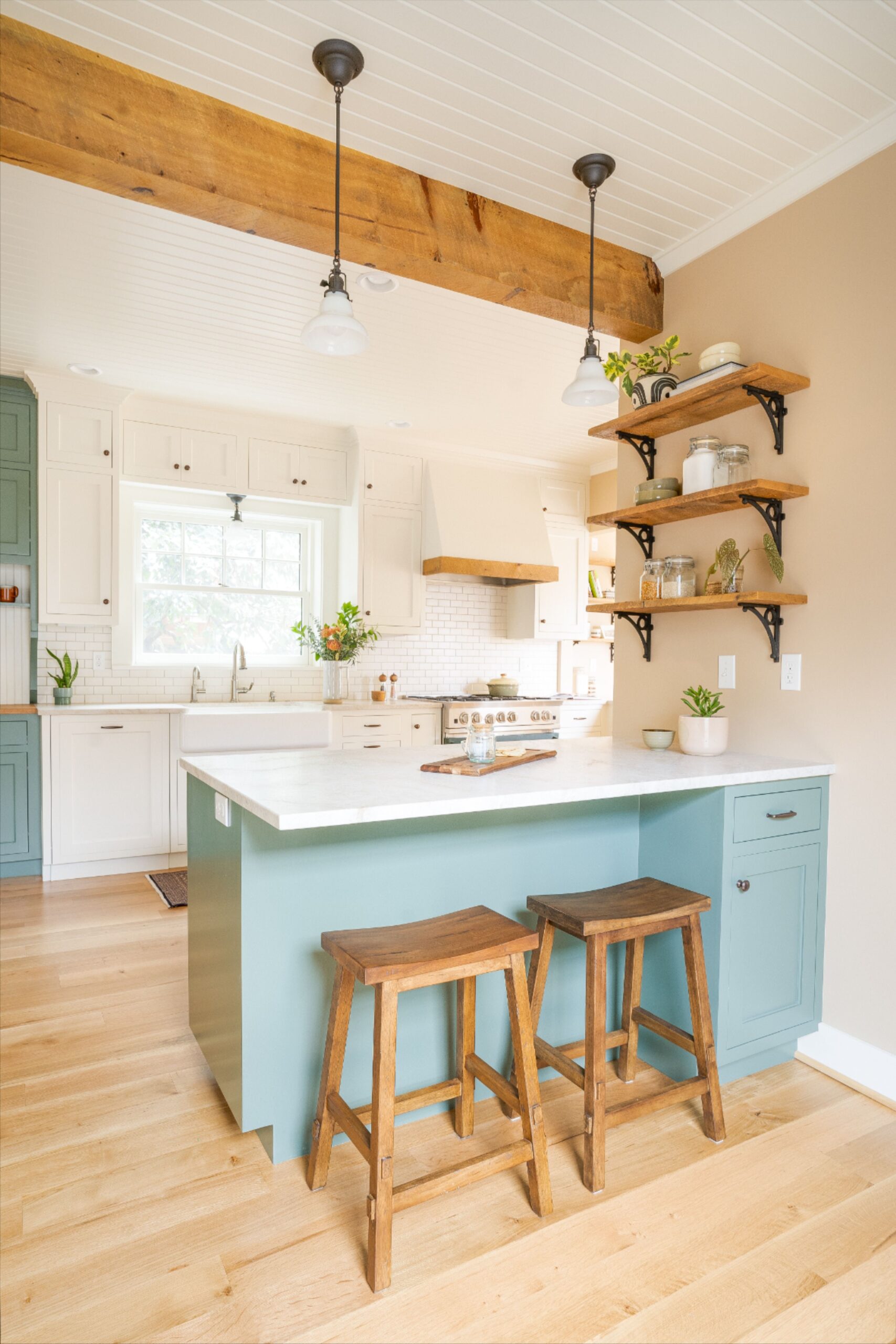 Creating a Functional and Stylish Kitchen Space with Seating: The Beauty of Kitchen Islands