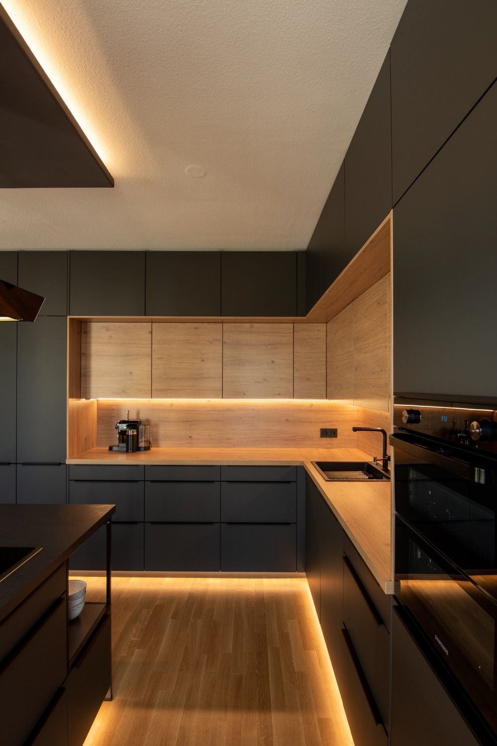 Embrace the Dark Side: Stunning Ideas for a Moody and Chic Kitchen Design