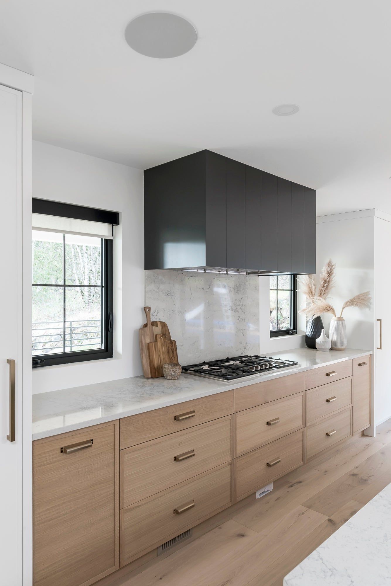 Embracing the Charm of Modern Farmhouse Kitchens: A Perfect Blend of Rustic and Contemporary Design