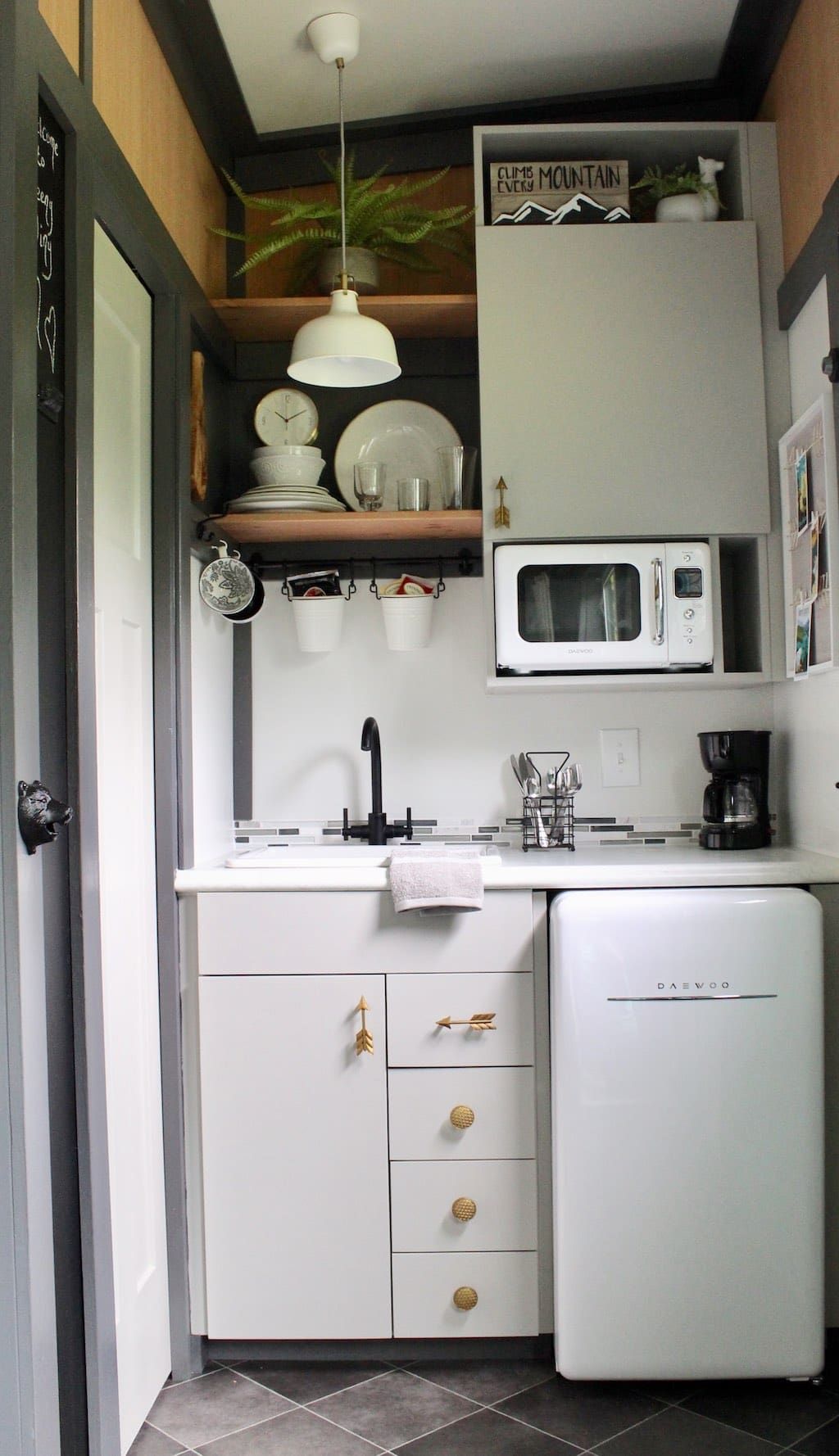 Maximizing the Minimal: Creative Tiny Kitchen Ideas for Small Spaces