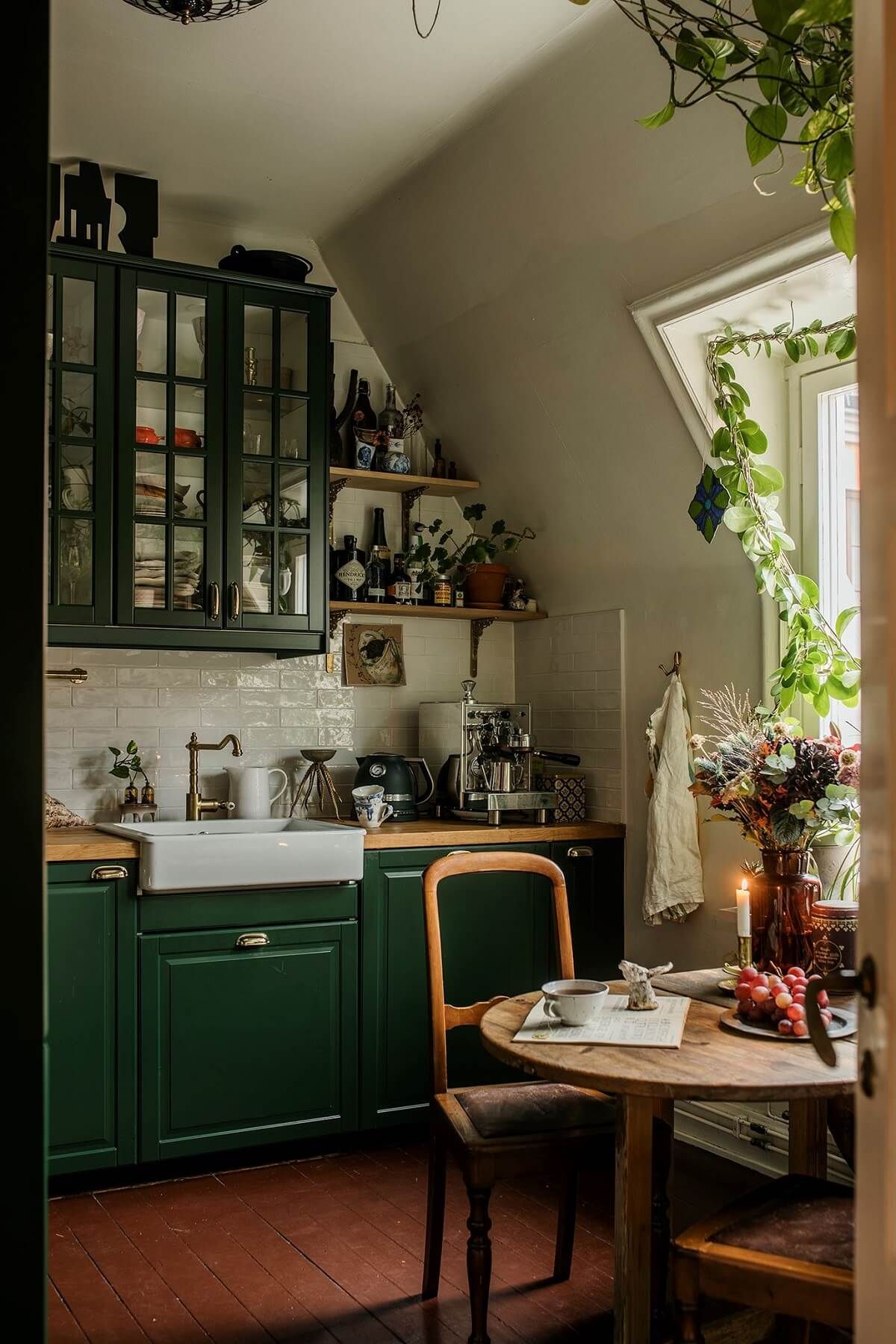 Reviving Charm: Exploring the Beauty of Vintage Kitchens