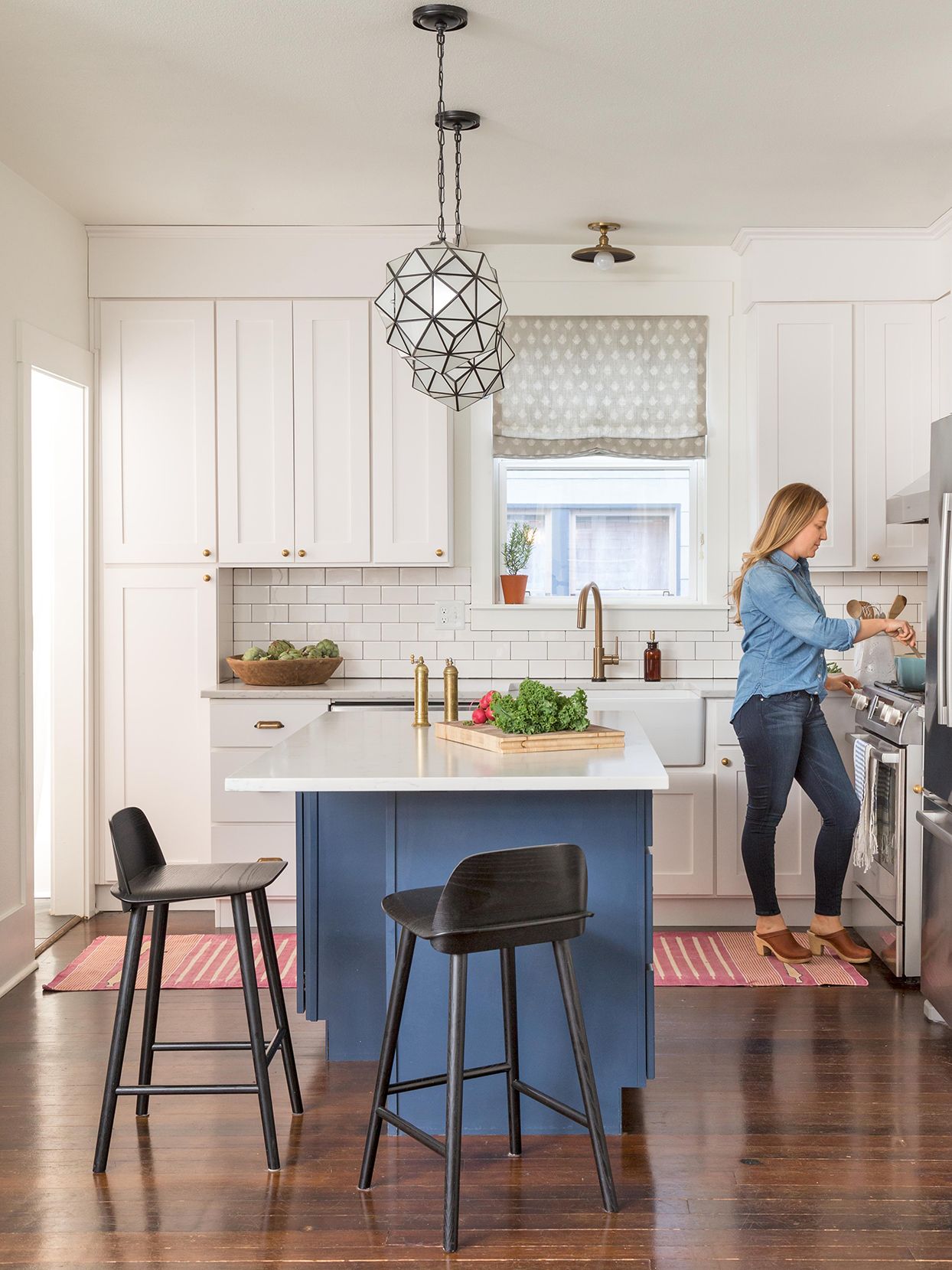 Space-Saving Solutions: Maximizing  Potential in a Small Kitchen with an Island