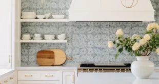 kitchen backsplash with white cabinets