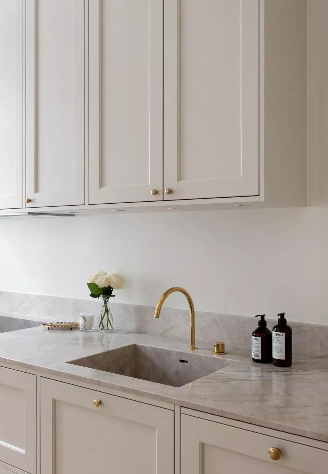 Timeless Elegance: White Kitchen Cabinets for a Classic and Bright Space