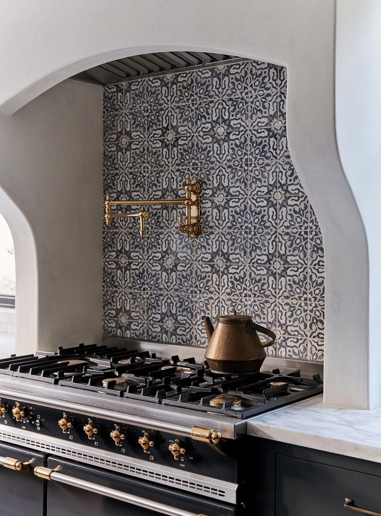 Transform Your Kitchen with Stylish Backsplash Tiles: A Guide to Choosing the Perfect Design