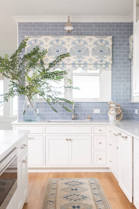 24 Backsplash Ideas for White Kitchen Cabine