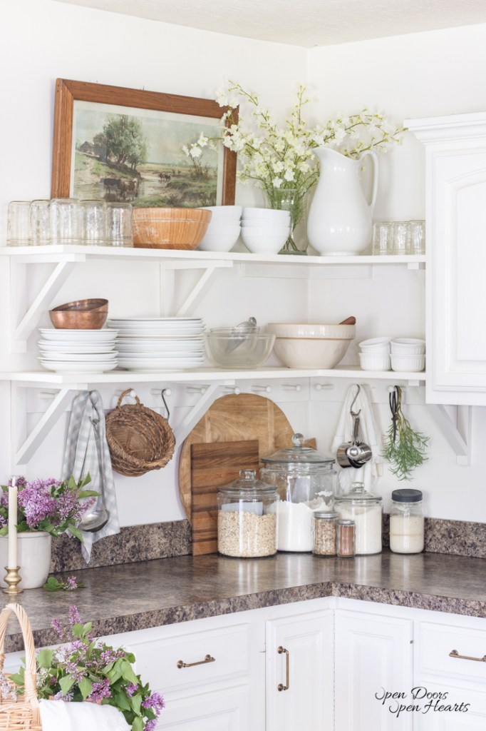 Simple & Functional European Farmhouse Style Kitchen Decor Ideas .