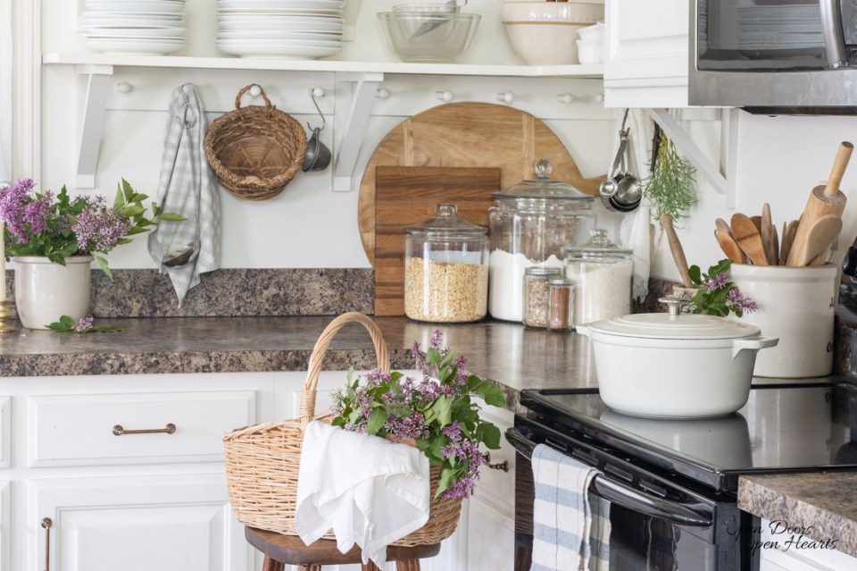 Simple & Functional European Farmhouse Style Kitchen Decor Ideas .