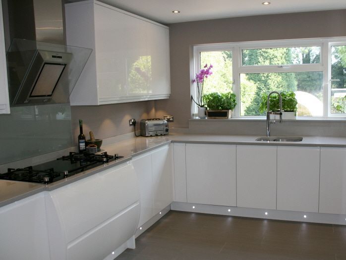 white gloss kitchen with grey worktops | White gloss kitchen .