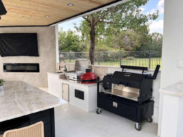 Outdoor Kitchens - Chillin and Grill