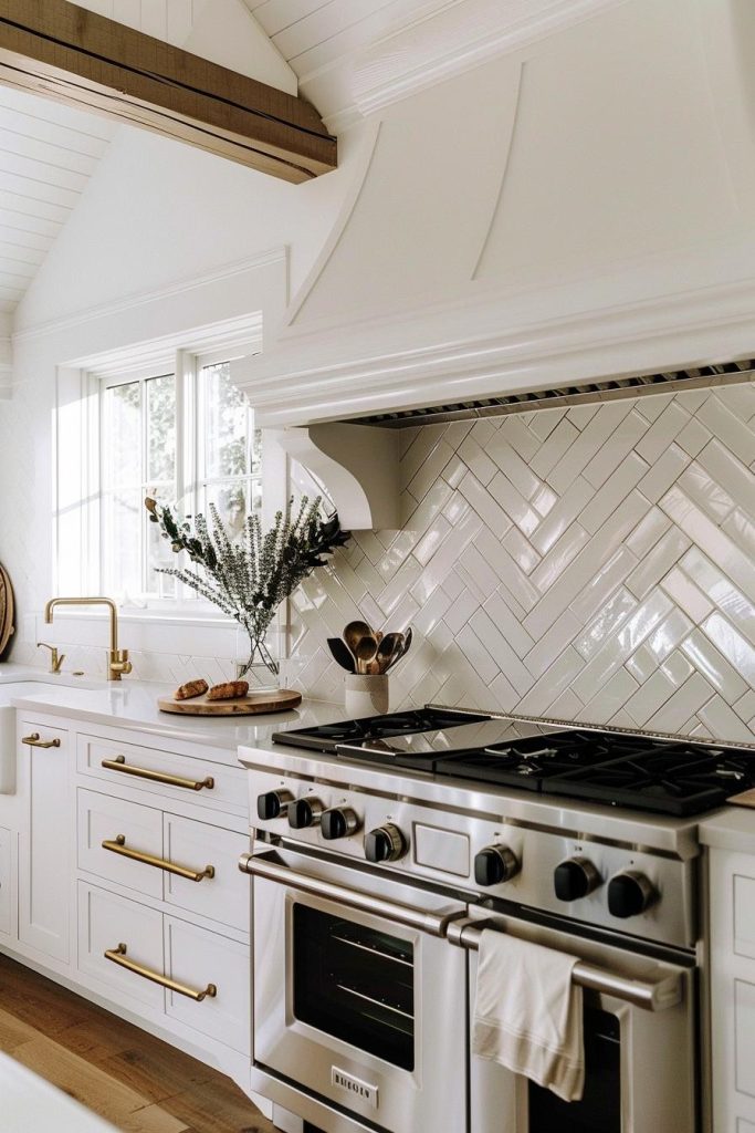 A kitchen backsplash that mimics woven textures in pure white impresses with its complex play of light and shadow, enveloping the kitchen in farmhouse beauty.