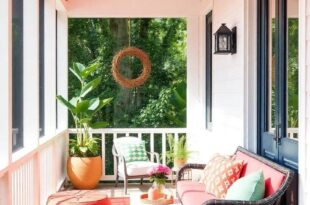 29 Vibrant Ideas to Elevate Your Summer Screened Porch Decor with Bold Colors